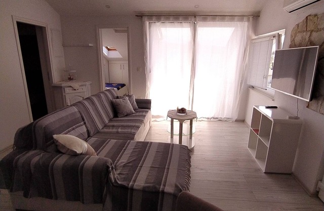 Three bedroom apartment with terrace and sea view Supetarska Draga - Donja, Rab (A-2022-a)