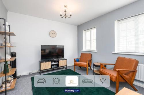 Three Bedroom House By The Yuma Homes Short Lets & Serviced Accommodation In Ashford With Free Wifi & Free Parking