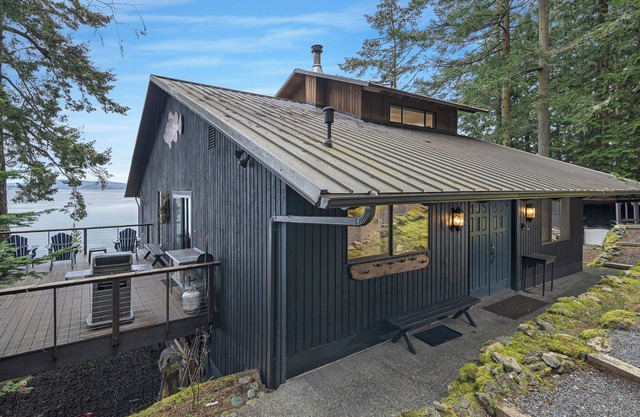Three-bedroom waterfront! Close to town! CHNL