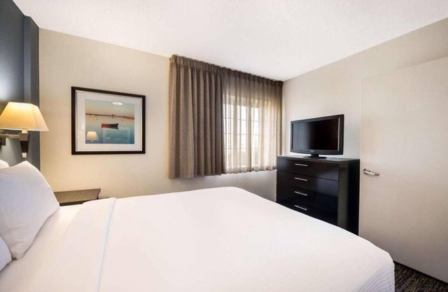 THREE Convenient 1BR Suites with Kitchens, Pets Are Welcome, Airport Shuttle!