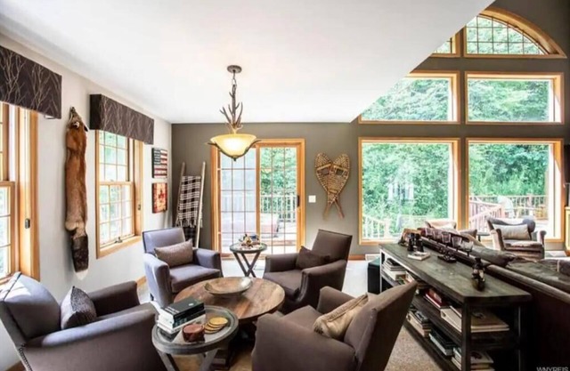 Three Peaks Lodge - prime location, hot tub, finished basement bar & game room.