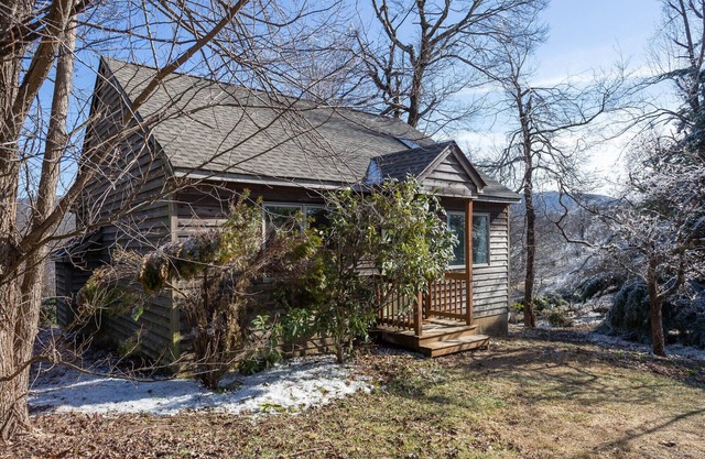 Three Ridges Cabin-kitchen, fireplace, jacuzzi