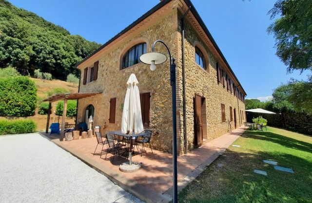 Three room 4 + 2 in the Tuscan countryside with pool and garden (near the sea)