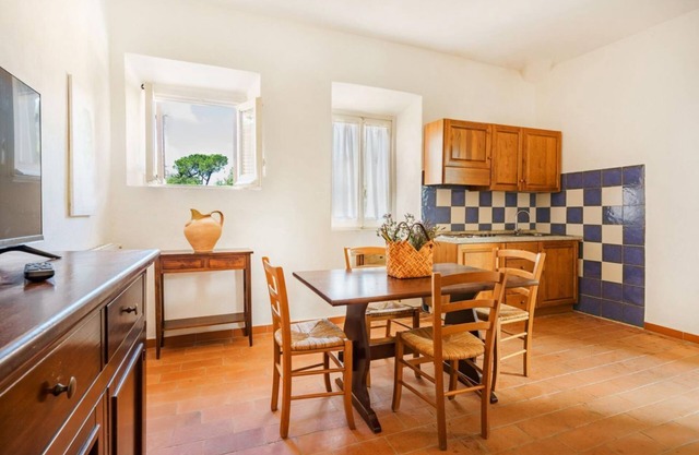 Three-room apartment on the ground or first floor in rustic style of approximately 40 m2 furnished in a simple but functional way and located in the village in a large park.It is composed of a living room with sofa and flat-screen television, kitchenette