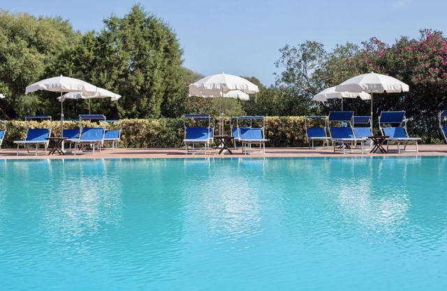 Three-room apartment of approximately 62 m2 with air conditioning on the ground floor consisting of a large living room, kitchenette with electric hobs, fridge and satellite TV.On the first floor we have two double or twin bedrooms with internal sink, ba