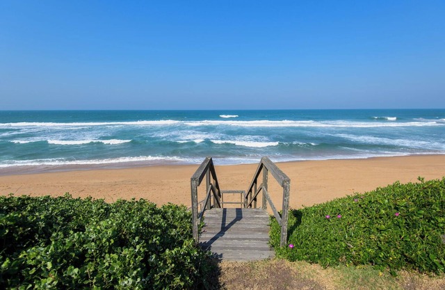 Tiffany Beach Salt Rock: A beautiful beach house, direct access to the beach.