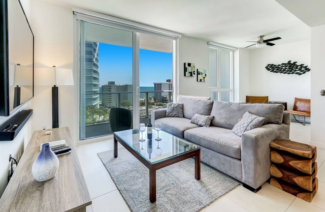 Tiffany Blanca: Rooftop Pool, Gym, & Walk to Beach