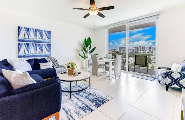 Tiffany Emerald: Rooftop Pool, Gym, & Walk to Beach