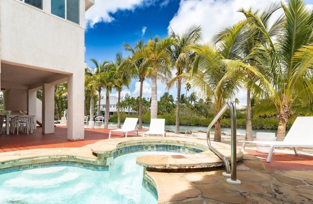 Tiki Palms - Amazing 4 Bedroom Sugarloaf Key Canal Home, Private Pool and Dockage!