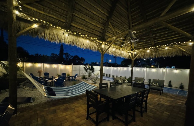 Tiki Time - Sweet updated cottage near downtown St Pete and minutes to beaches.