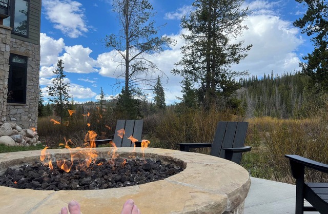 Timber Fox modern 1-bedroom condo in downtown Winter Park with WiFi, AC, hot tub