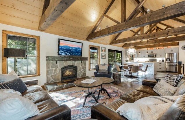 Timber Grove at Tahoe Park - Gorgeous 4BR Cabin - Tahoe Park HOA, Pets OK, Near Skiing