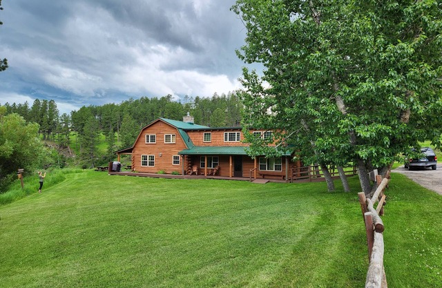 Timber Ridge Lodge, Hill City with 6 bedrooms/4.5 baths 7 acres, stream, meadow!