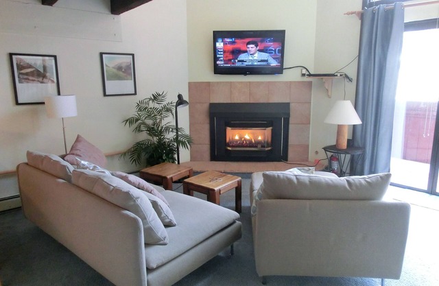 Timbercreek Condo, 1 Bedroom+Loft, 2 Bath, Ski-in/Ski-out, sleeps 4 BCA-79578