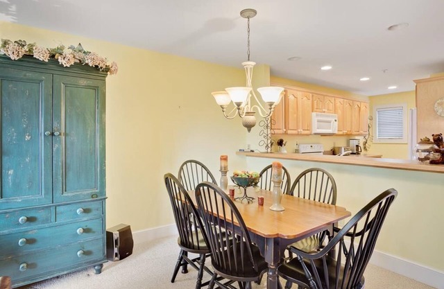 Timbers G-1- Mountain Condo, Gated Resort, Indoor/Outdoor Pools and Hot Tub, Fitness Area, Fishin.