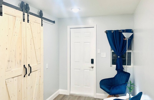 Tiny Apt 6 miles from PBI Airport w/free wifi & parking/ Full Bed