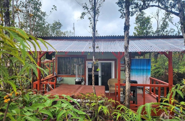 tiny home 6 w/private hot tub surrounded by nature near Volcano National Park