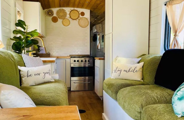 Tiny Home School Bus with 1 bedroom and WiFi, AC in charming Titusville