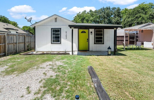 Tiny Home w/ Private Yard & Parking, Pet Friendly, 15min to Downtown Dallas