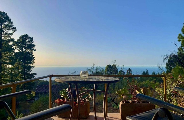 Tiny house bird's nest- vineyard with pool above the clouds, sea view, WLAN