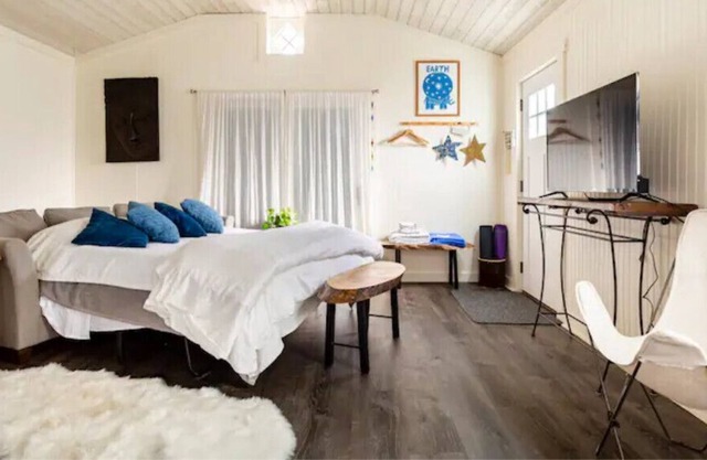 Tiny House Bungalow-Walk to Beach, Town and Train