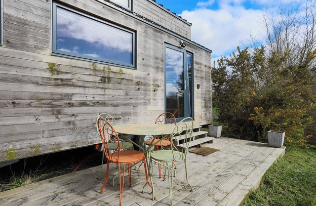Tiny House 'Très Jolie Tout Confort' with Private Terrace, Private Garden and Wi-Fi