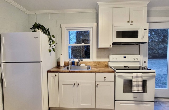 Tiny House w/Loft 2 min. away from Town of Warsaw’s Main Street!