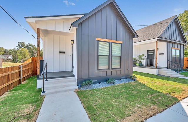 Tiny Twin Mia, Charming 2-bedroom house in wonderful Waco- fully furnished