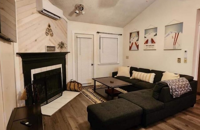 Tioga Townhouse: Save 20% Stay in 2BR Under the Stars!