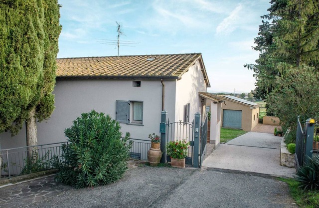 Tipico casale di campagna con resede e parcheggio auto. Si accettano animali