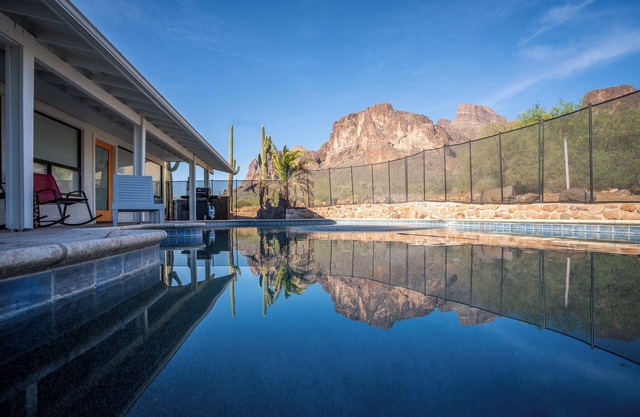 tnDesert Oasis, Stunning MTN View w/Sparkling Pool & Hot Tub