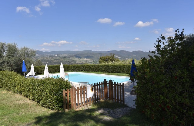 To feel good: quiet panoramic location with pool for 7 people