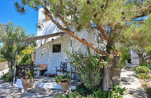To spiti tou Papa sto vouno. Garden house.