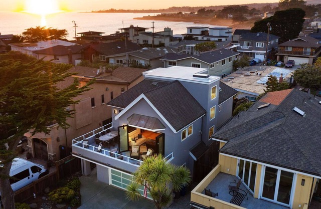 Toes in the Sand-The 25th Beach Retreat with hot tub!