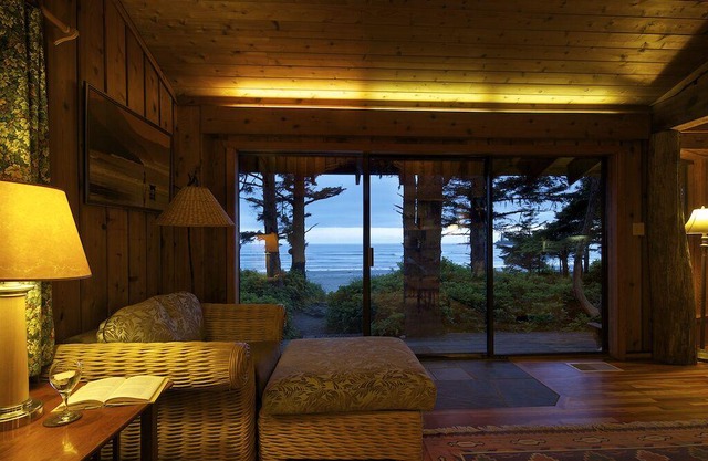 Tofino~ Chesterman~ Beach~ Architecturally~ Designed~ House Chahayis~ Sleeps 6