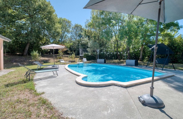 Toit Pour Vous - Relaxing Getaway in the Village with Garden and Pool
