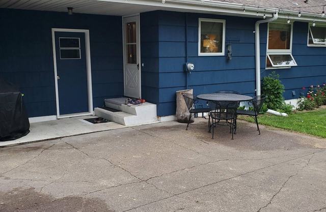 Toledo Blue House-Spacious 5 bedroom, 2 living rooms & large outside area