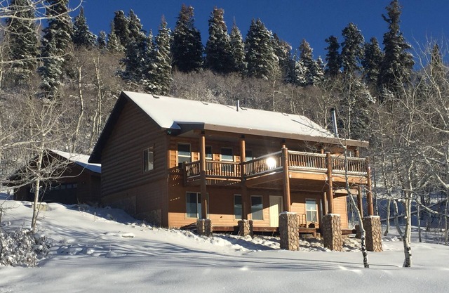 Tollgate Canyon Cabin Sleeps 10 near Park City