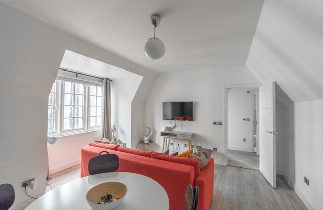 Top Floor apartment High Street Kensington
