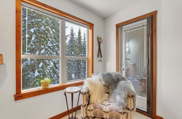 Top floor 1 bedroom condo at Creekside - pet friendly, large deck & ski-in/out