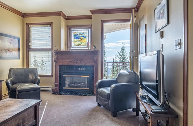 Top Floor Grandview Condo with stunning mountain views, Patio & BBQ