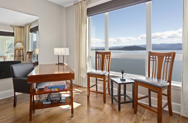 Top Floor Condo, Great Views- Seasons at Sandpoint