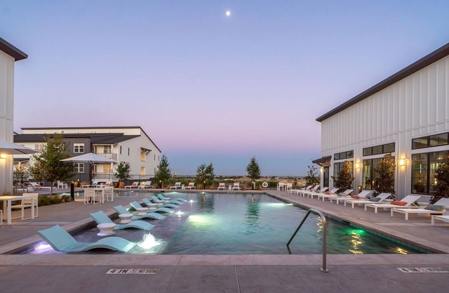 Top Floor Luxury Apt w/Resort Style Pool Near Austin/Texas State University