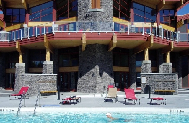 Top floor!Mission Hill and lake view. Gym,pool,sauna,and more! Mins to the lake