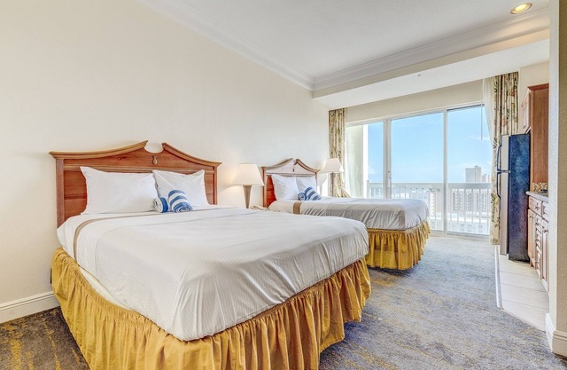 Top-floor oceanfront condo with gym & high-speed WiFi