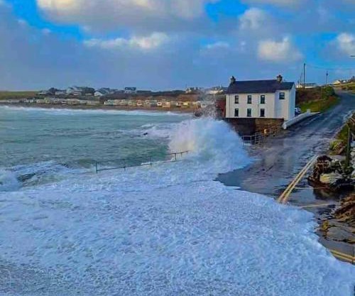 Top Floor Retreat Portmor- Sea, Beach & Balcony