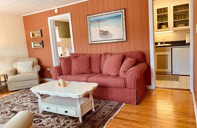 TOP NOTCH NESTING @ ♥️ of DOWNTOWN w SEASONAL WATERFRONT POOL & HOT TUB ACCESS❣️