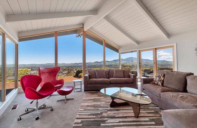 Top of the Hill Private Estate, Quiet, downtown in 5 min. Monthly rates