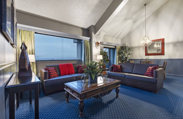 Top-of-the-Town King Suite at Thousand Hills Resort Hotel