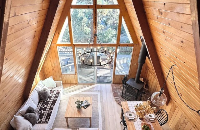 TOP RATED - Big Bear Stargazer Cabin with Hot Tub